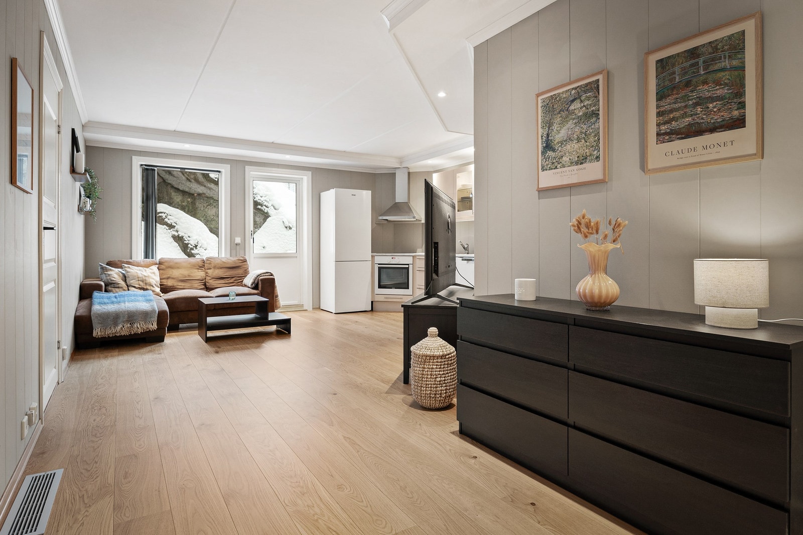 Skiftet parkettgulv og fliser (entré) i 2024 Galleribilde