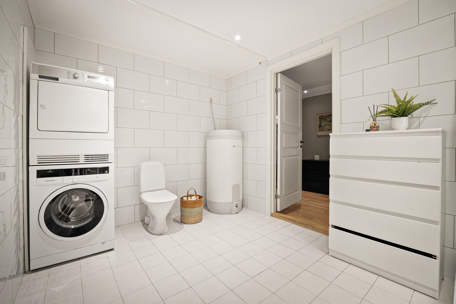 Badet har downlights i tak og gulvvarme Galleribilde