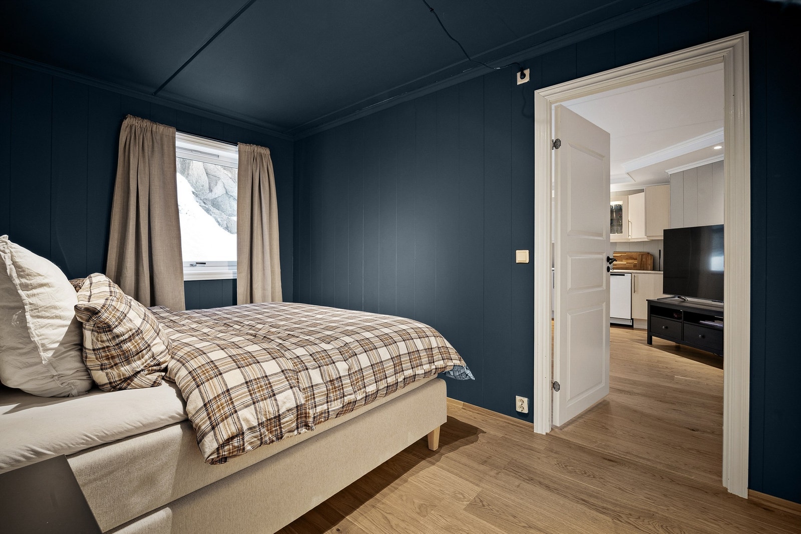 Leiligheten har ett soverom - Plassert ved siden av stuen/kjøkkenet Galleribilde