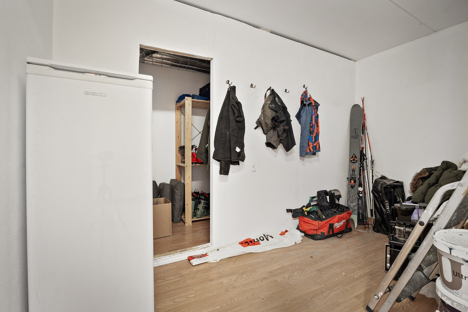 Godt med lagringsplass i gitterbod og stor bod med to bodrom Galleribilde