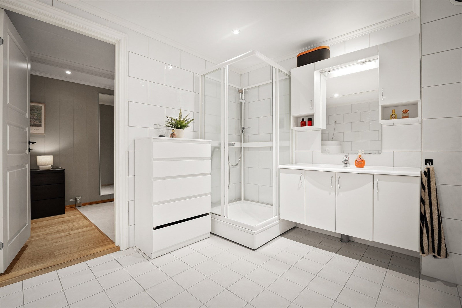 Flislagt bad med dusjkabinett Galleribilde