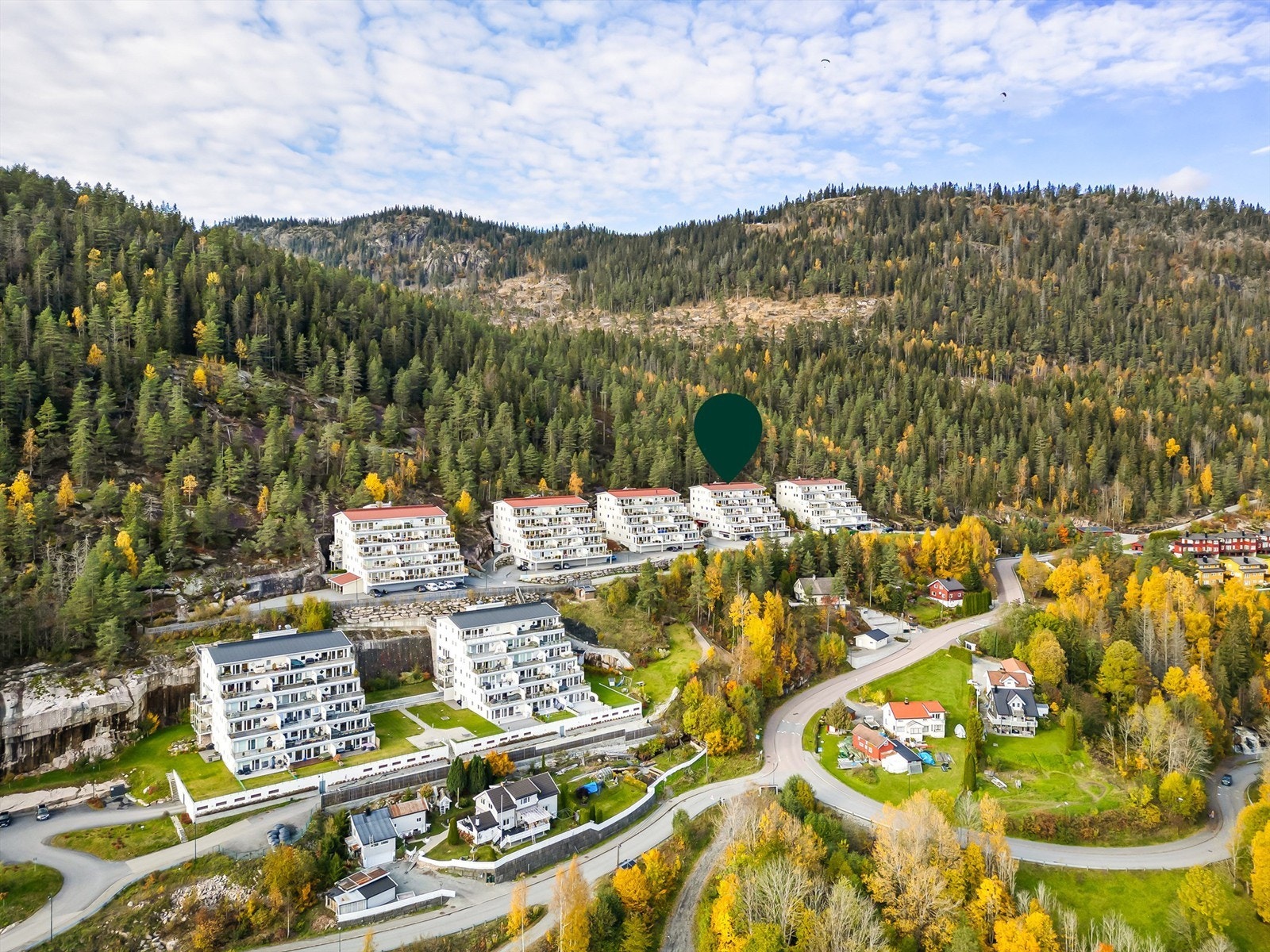 Området består av terrassehus, småhusbebyggelse og gårdsbruk, og byr på en harmonisk kombinasjon av natur og bebyggelse Galleribilde