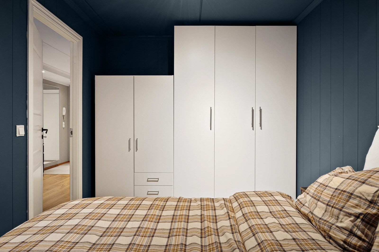 Garderobeskap i hvit og glatt utførelse og takhøy garderobeløsning i hvit og glatt utførelse Galleribilde