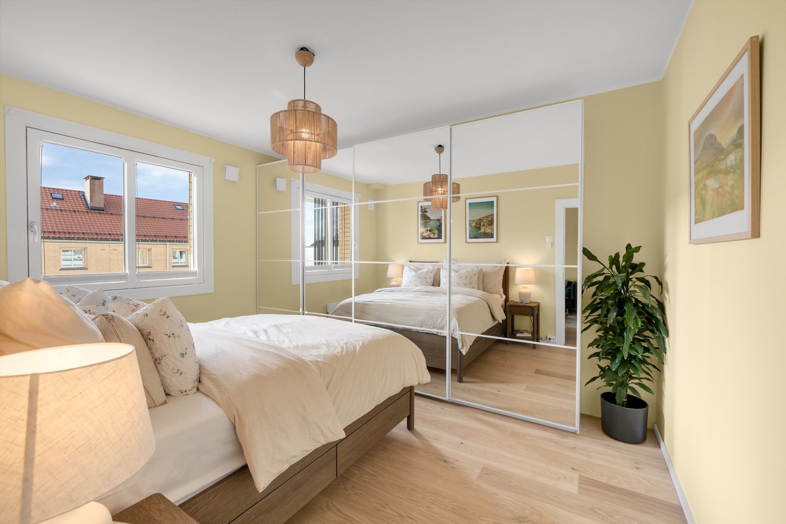 Det er rikelig med oppbevaringsplass i en romslig skyvedørsgarderobe med speilfronter. Galleribilde