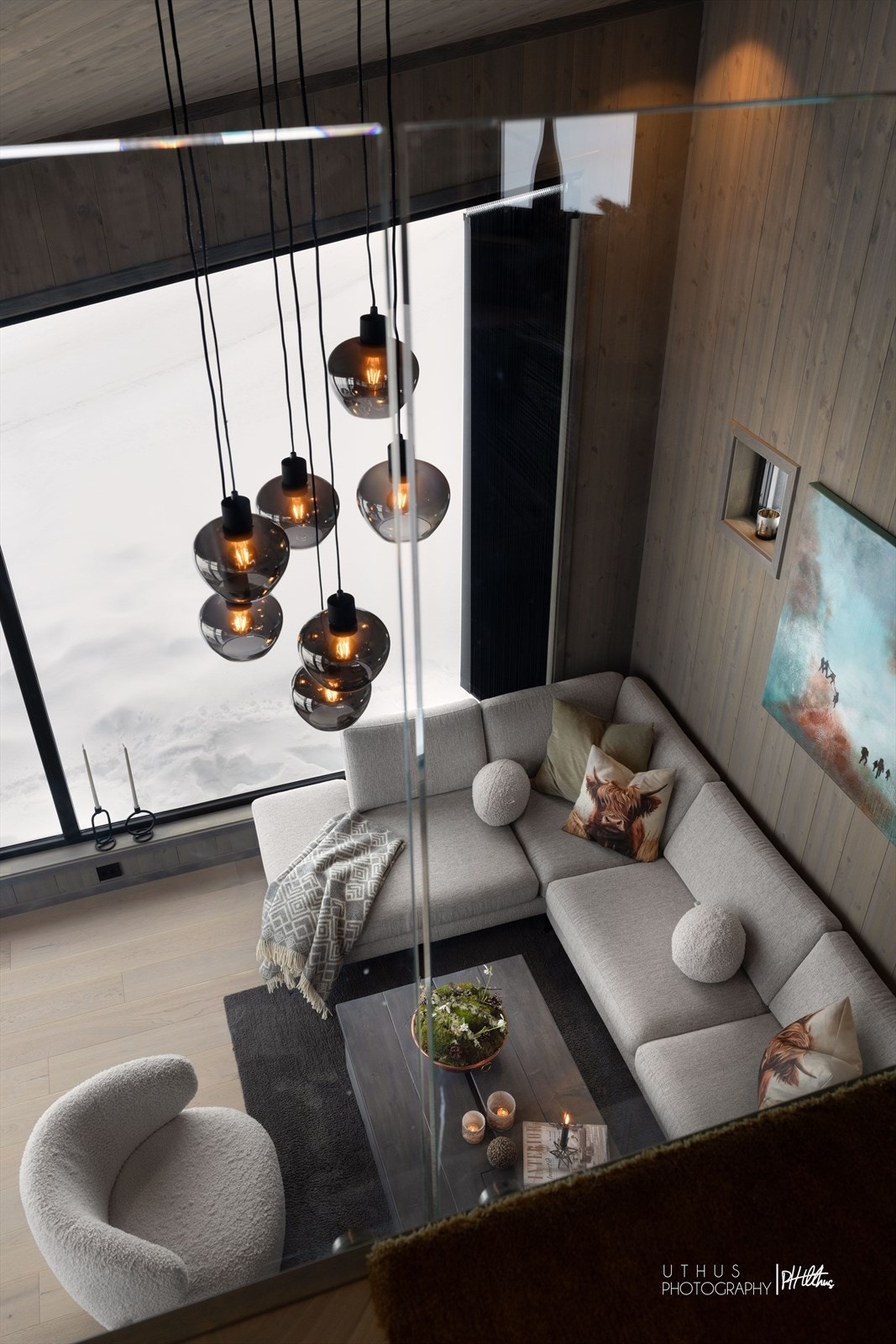 Fra hemsen har man oversikt over det sosiale allrommet i etasjen under. Galleribilde