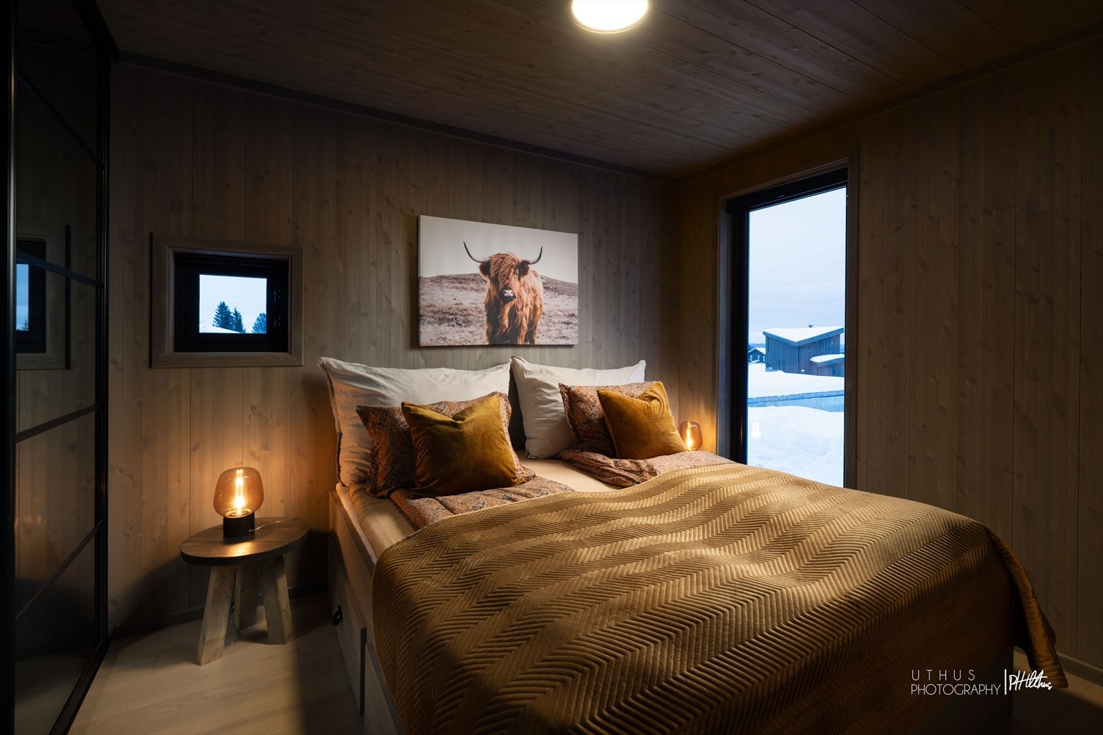 Hovedsoverommet i første etasje har god plass og en lun atmosfære. Galleribilde