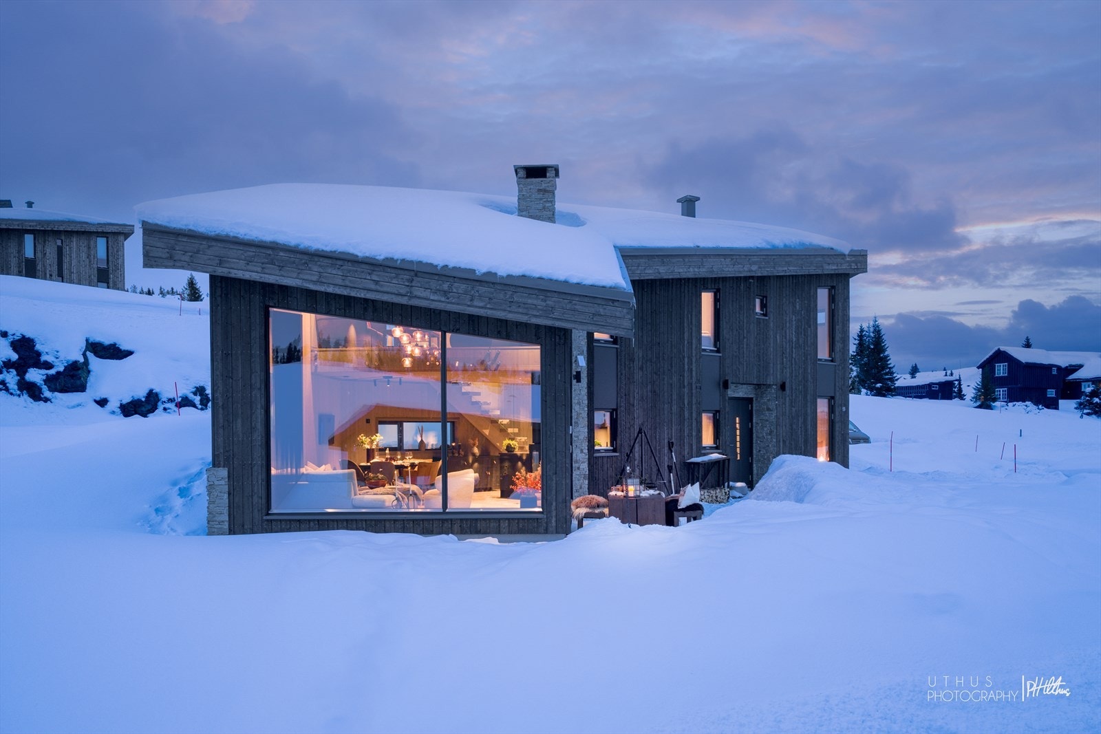 Store vindusflater visker ut skillet mellom inne og ute, og rammer inn fjellandskapet. Galleribilde