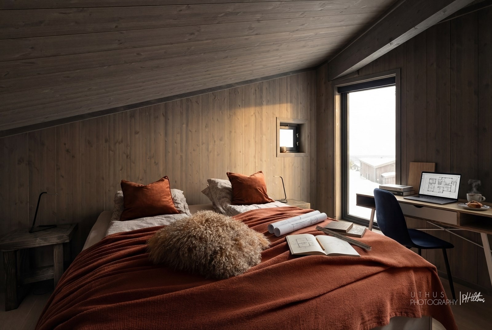 Et av de romslige soverommene i 2. etasje, med plass til dobbeltseng. Galleribilde