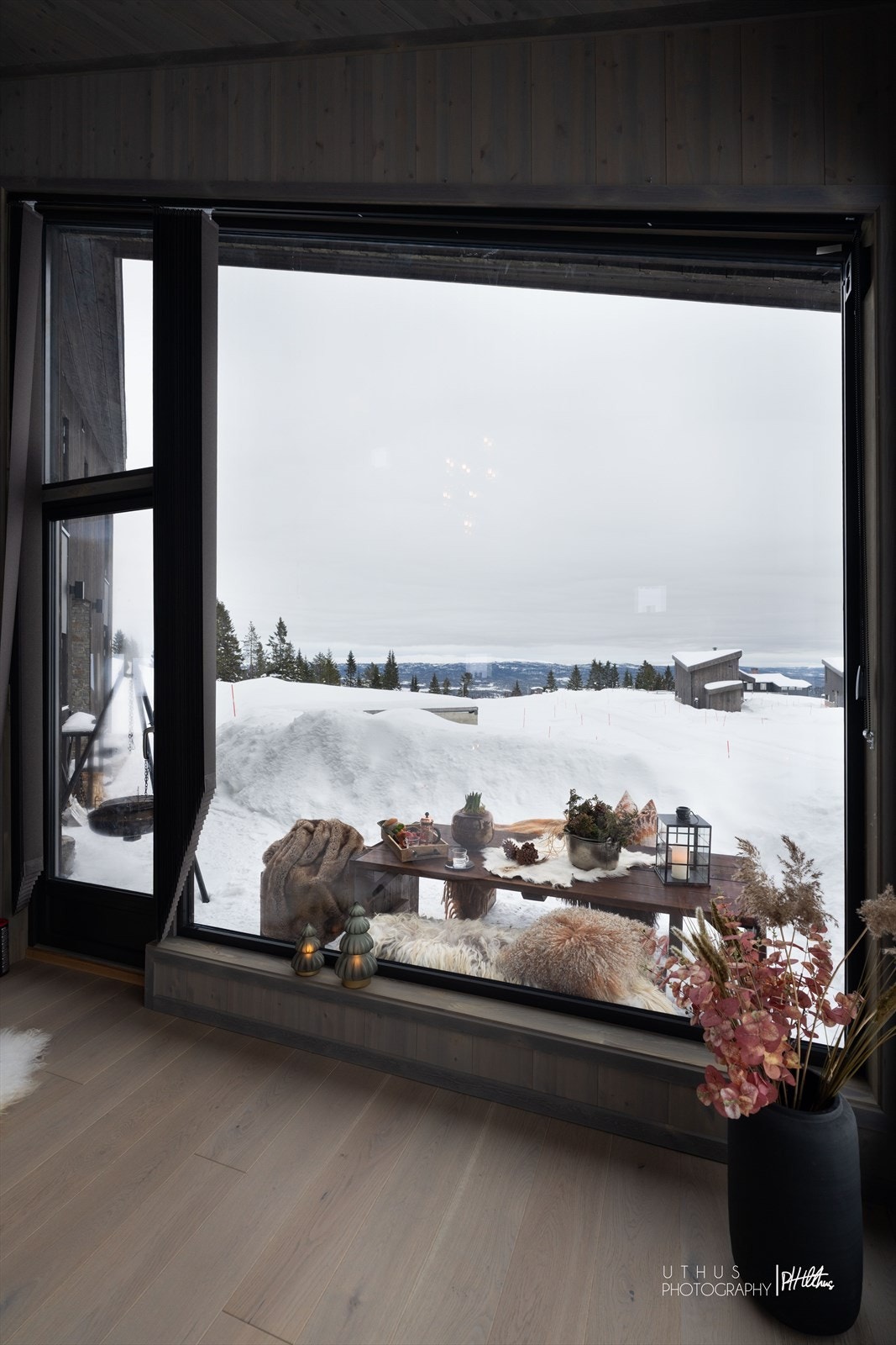 Fra stuen har man direkte utsyn til fjellandskapet. Galleribilde