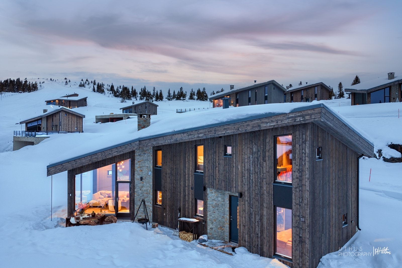 Beliggenheten i hyttefeltet gir en fin balanse mellom sosial nærhet til naboer og umiddelbar tilgang til naturen rundt. Fritidsboligen ligger hele 1000 meter over havet og fremstår som moderne og gjennomført, med høy standard og gode kvaliteter. Galleribilde
