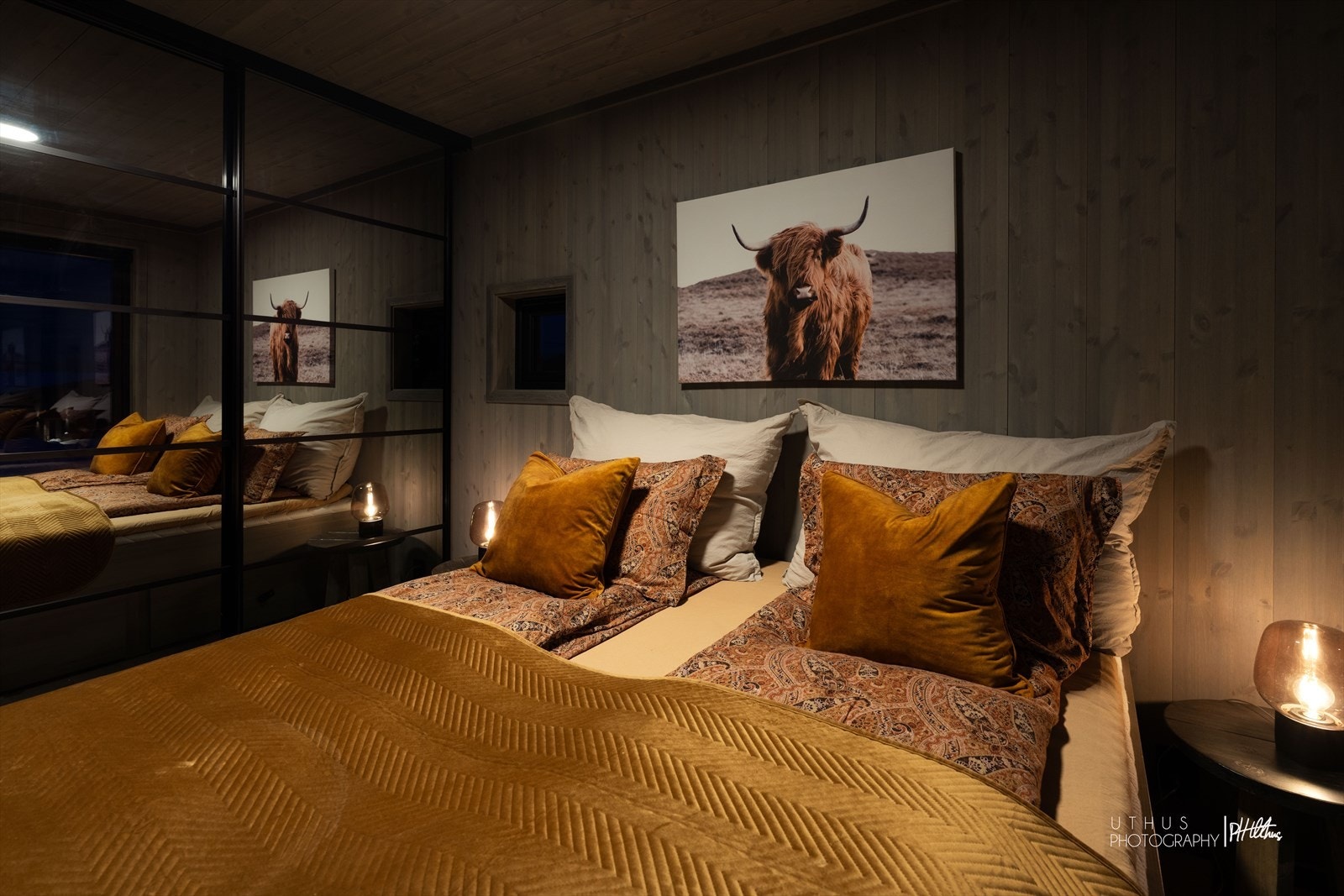 Skyvedørsgarderobe med speilfronter gir rikelig med oppbevaringsplass. Galleribilde