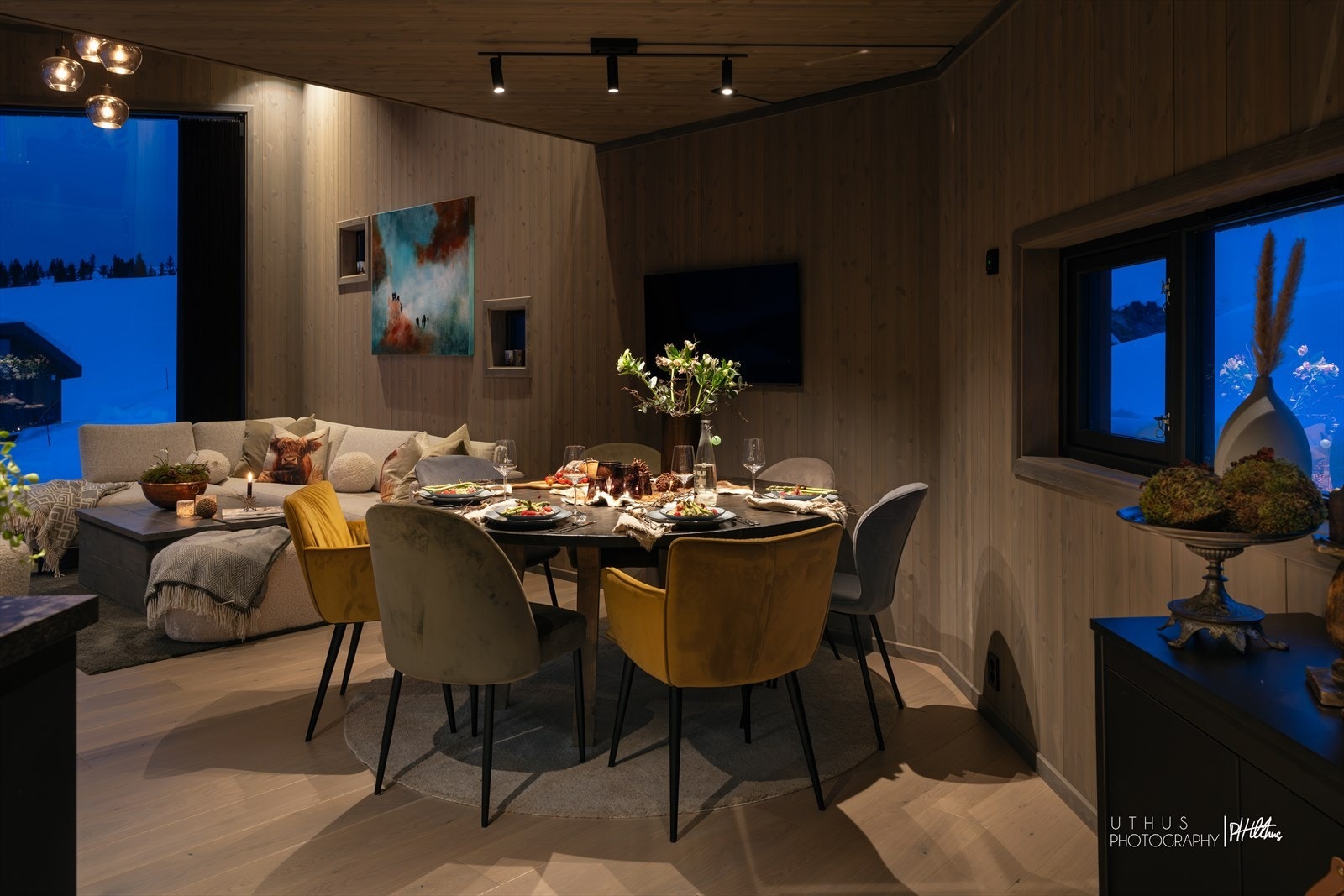 Spisestuen har plass til et stort langbord for hyggelige måltider med familie og venner. Galleribilde