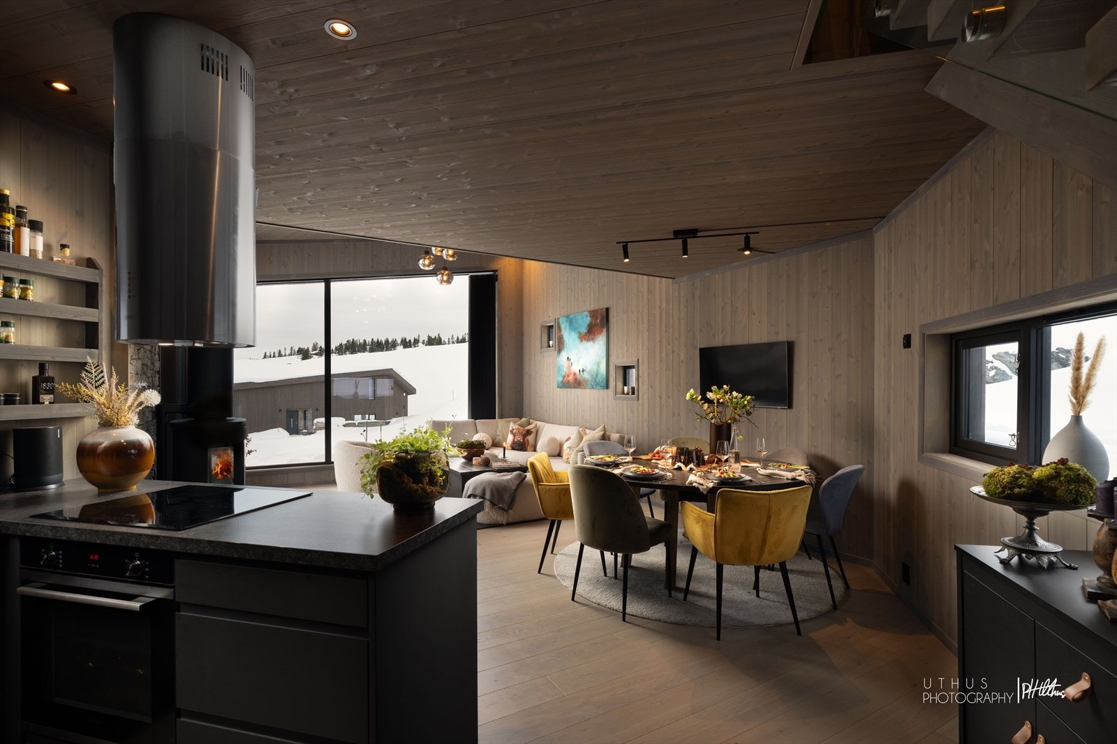 En kjøkkenhalvøy gir en naturlig avgrensning mellom spiseområdet og stuen. Galleribilde