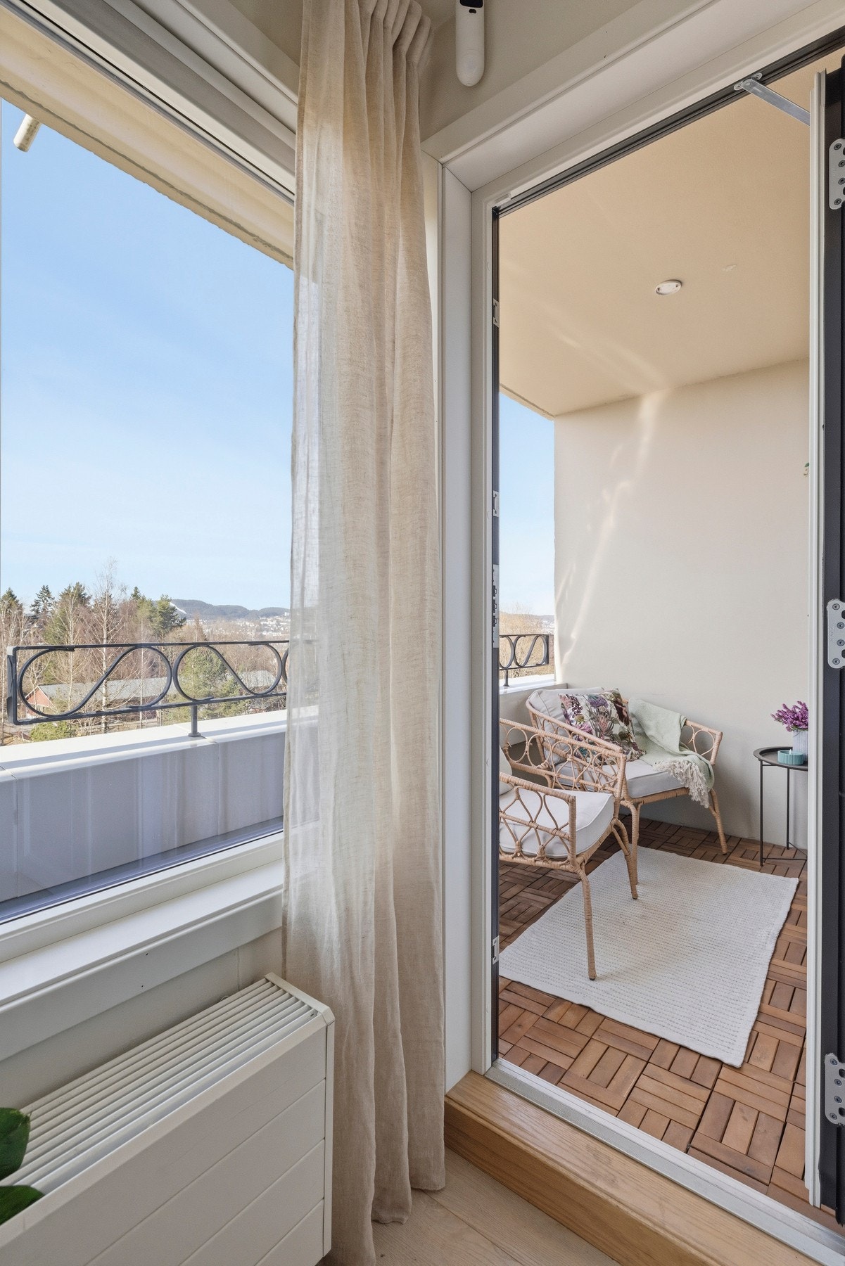 Fra stuen er det utgang til boligens balkong. Galleribilde