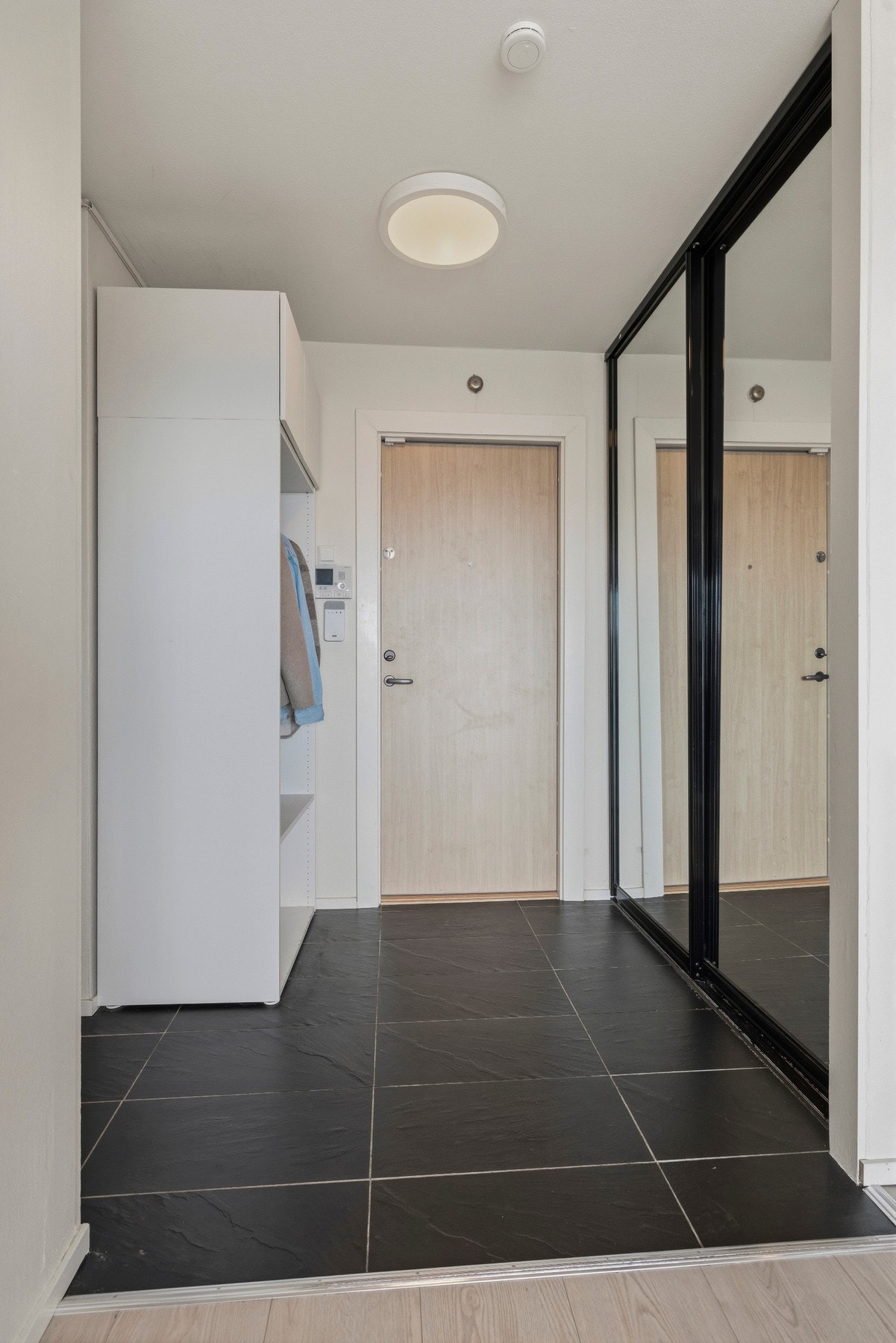 Entréen er romslig og gir et godt førsteinntrykk av boligen. Galleribilde