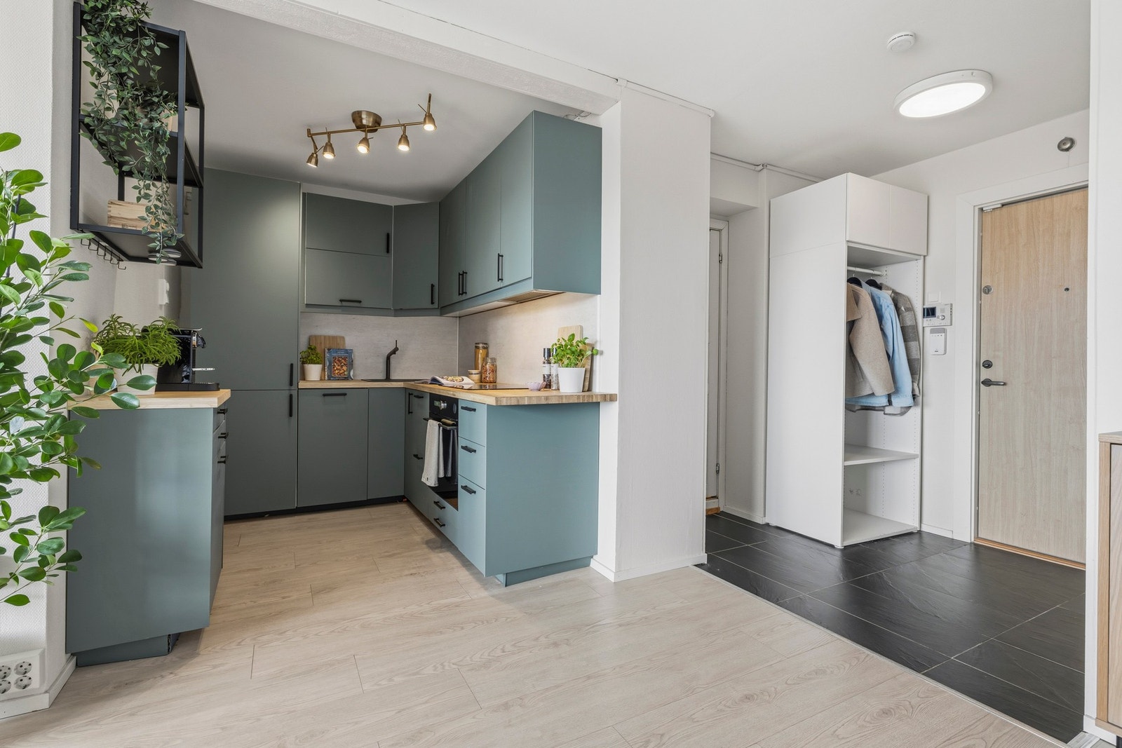 Boligen har en delvis åpen stue- kjøkkenløsning. Galleribilde