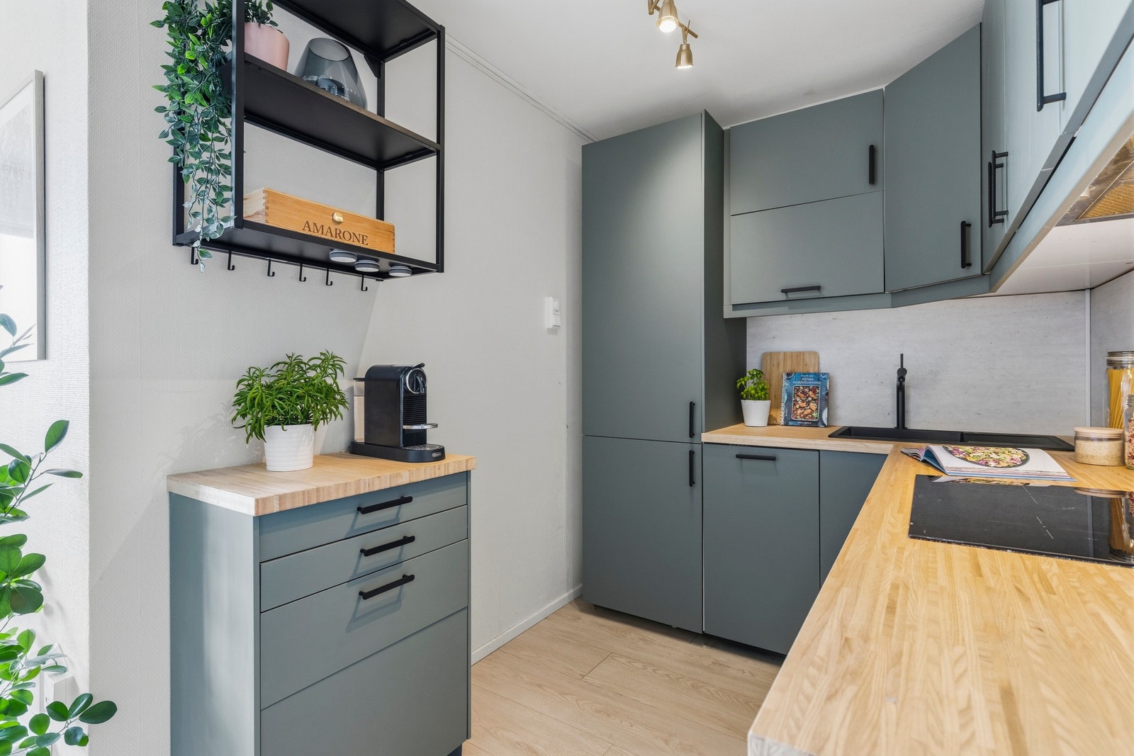 Det er integrerte hvitevarer med kjøl/frys, oppvaskmaskin, komfyr og platetopp. Galleribilde