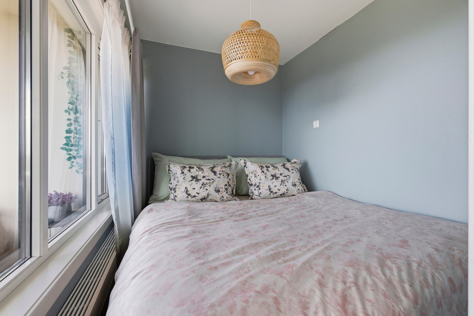 Boligens soverom har god plass til dobbeltseng. Galleribilde