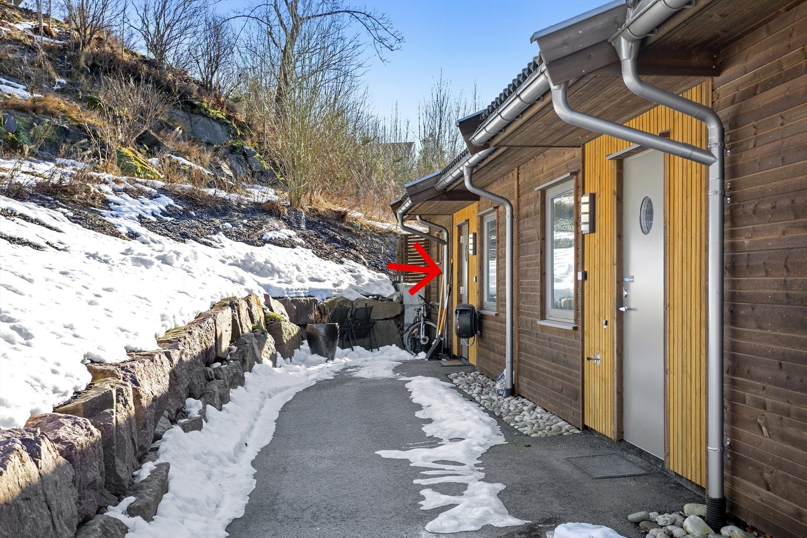 Boligen har trappefri inngang og et praktisk overbygd inngangsparti. Galleribilde