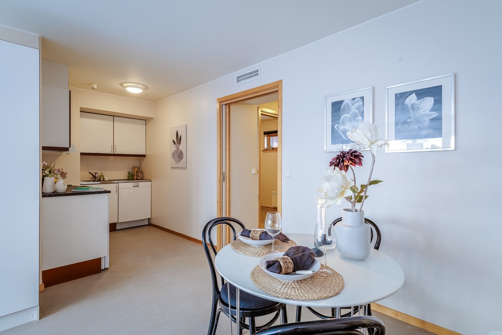 Del av stue mot kjøkken Galleribilde