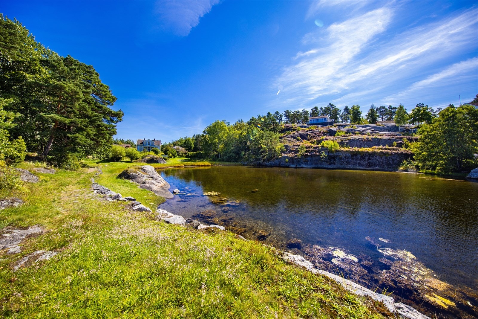Det er fin, gammel gangvei langs sjøen mellom hus og brygge. Galleribilde