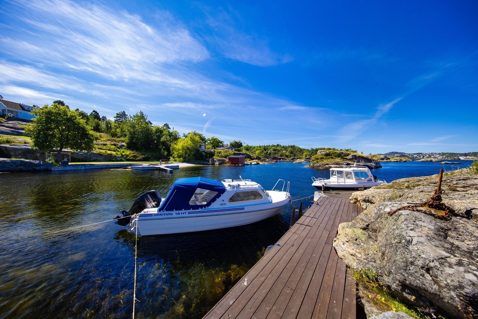 Denne brygga har løpende lengde mot sjøen på ca. 13 m og er areal på ca. 20 m². Galleribilde