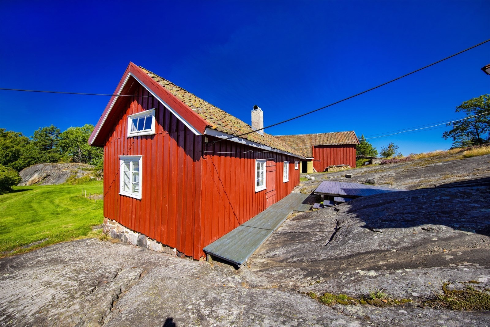 Bryggerhus inneholder kjøkken, stue, gang og to soverom. Galleribilde