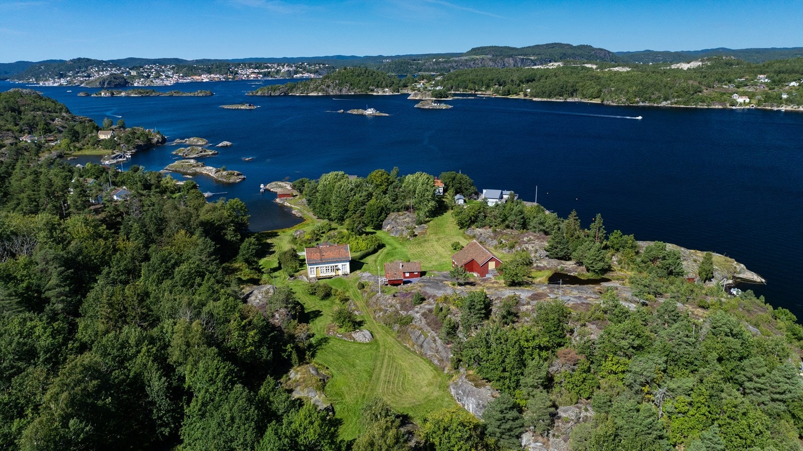 Eiendommen er en stor og skjermet tidligere lystgård midt i Skjærgården med lang strandlinje, omfattende bygningsmasse, brygger og fantastiske uteområder. Det er bilferge/bilvei helt frem (fastboende har gratis ferge). Galleribilde