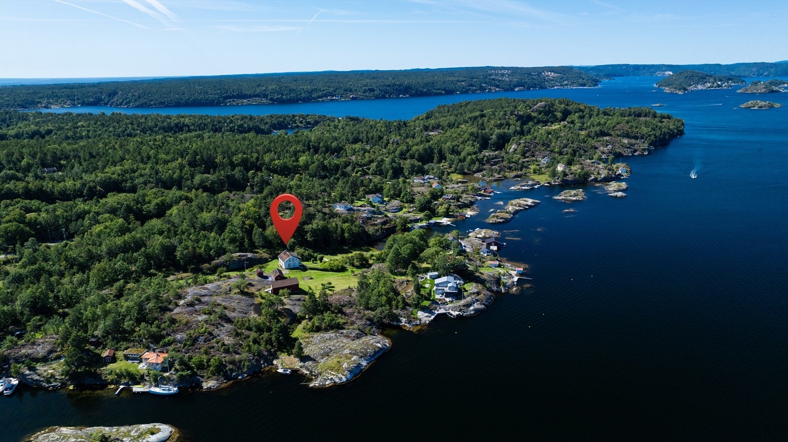 Eiendommen er på ca. 66 mål og omfatter også Badeholmen, som ses nederst på bildet i venstre hjørne, sørøst for brygge mot nordøst på eiendommen. Galleribilde