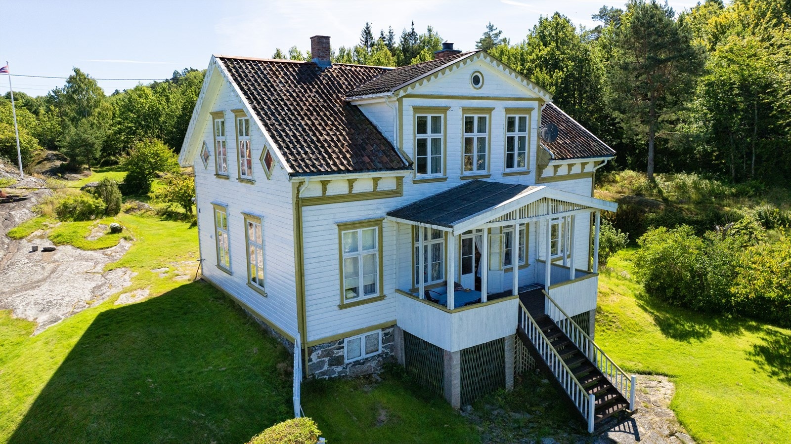 Hovedhuset ble satt opp i 1864-1865, og skal være tegnet av arkitektfirmaet Schirmer og von Hanno, som også leverte tegninger til Skåtøy kirke. Galleribilde