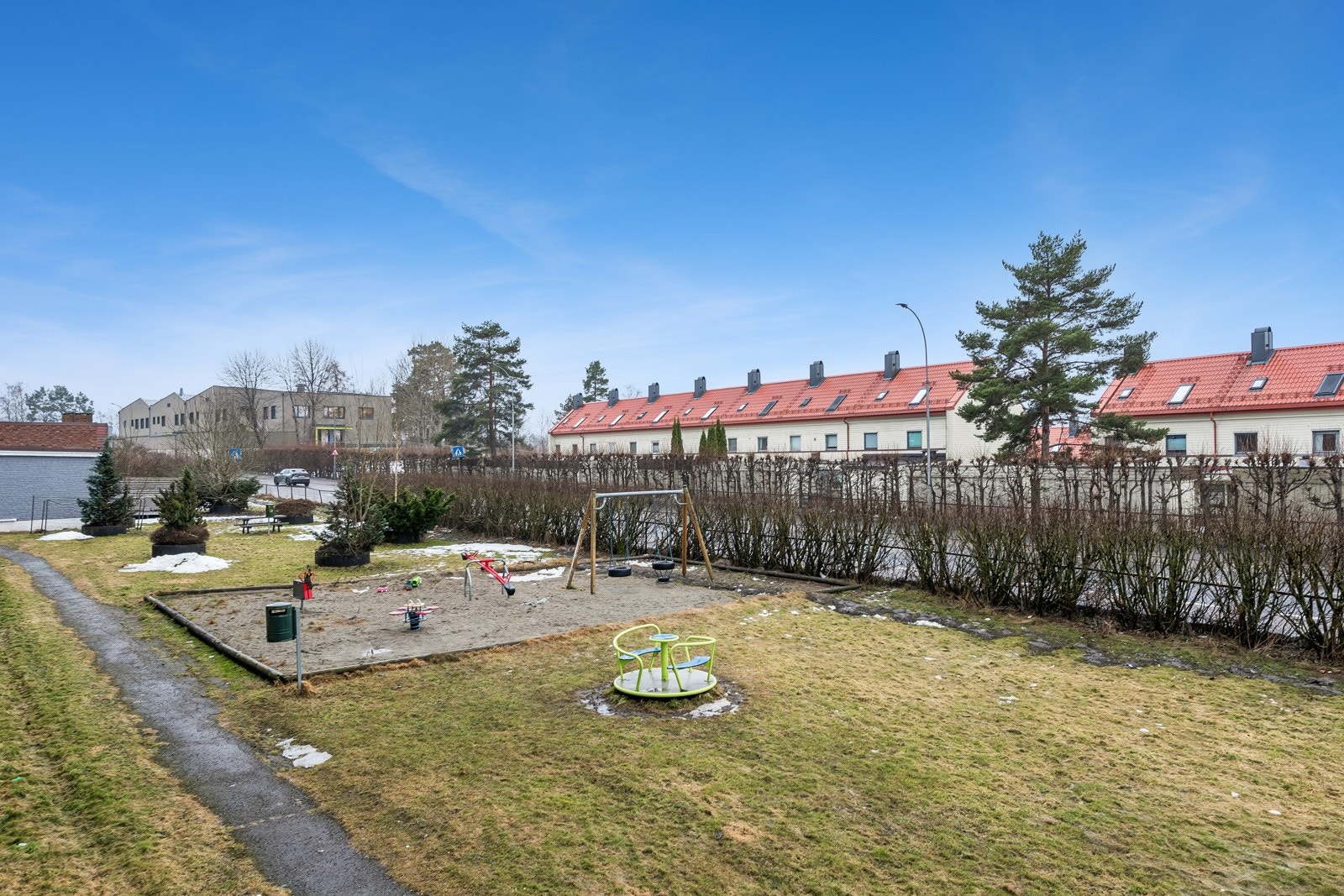 Martin Linges vei 19 ligger fint og solrikt til i etablert og attraktivt boligområde på Bogerud. Galleribilde