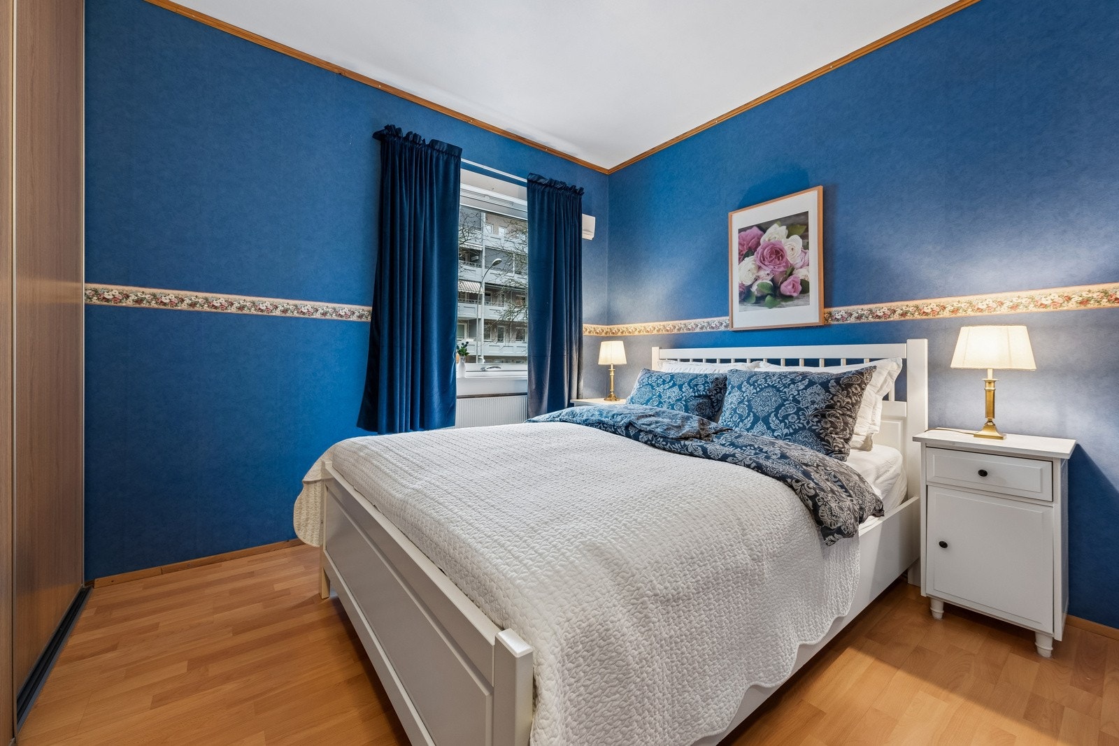 Soverom av god størrelse med plass til dobeltseng og nattbord på begge sider. Galleribilde