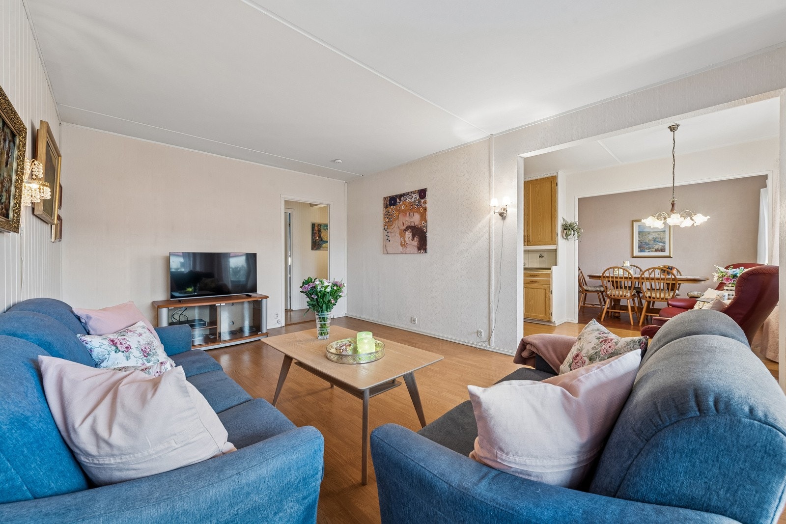 Romslig stue med god plass til sofa, stuebord, mediebenk m.m. Galleribilde