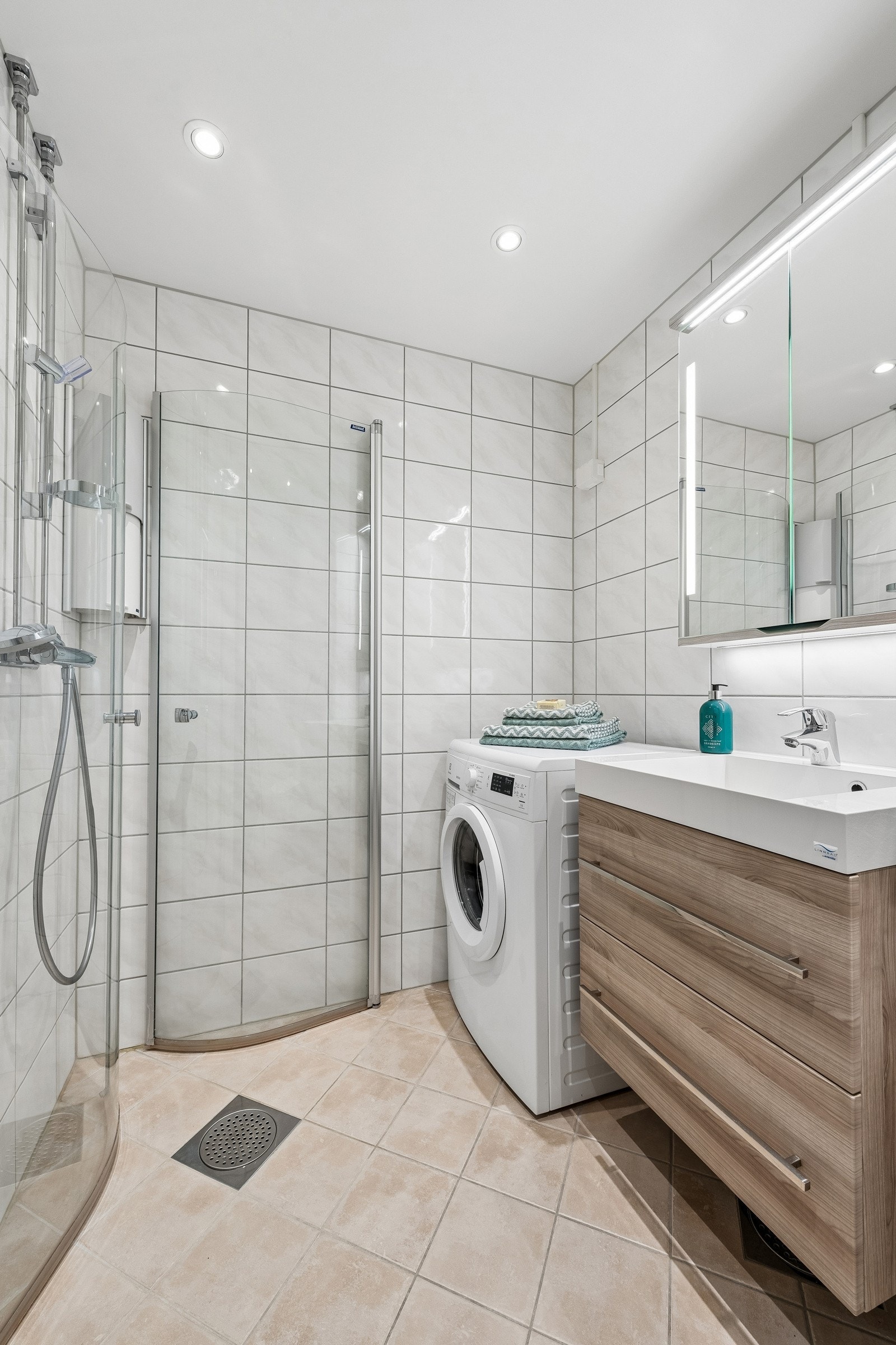 Pent, flislagt baderom som ble rehabilitert i regi av borettslaget i 2015. Galleribilde