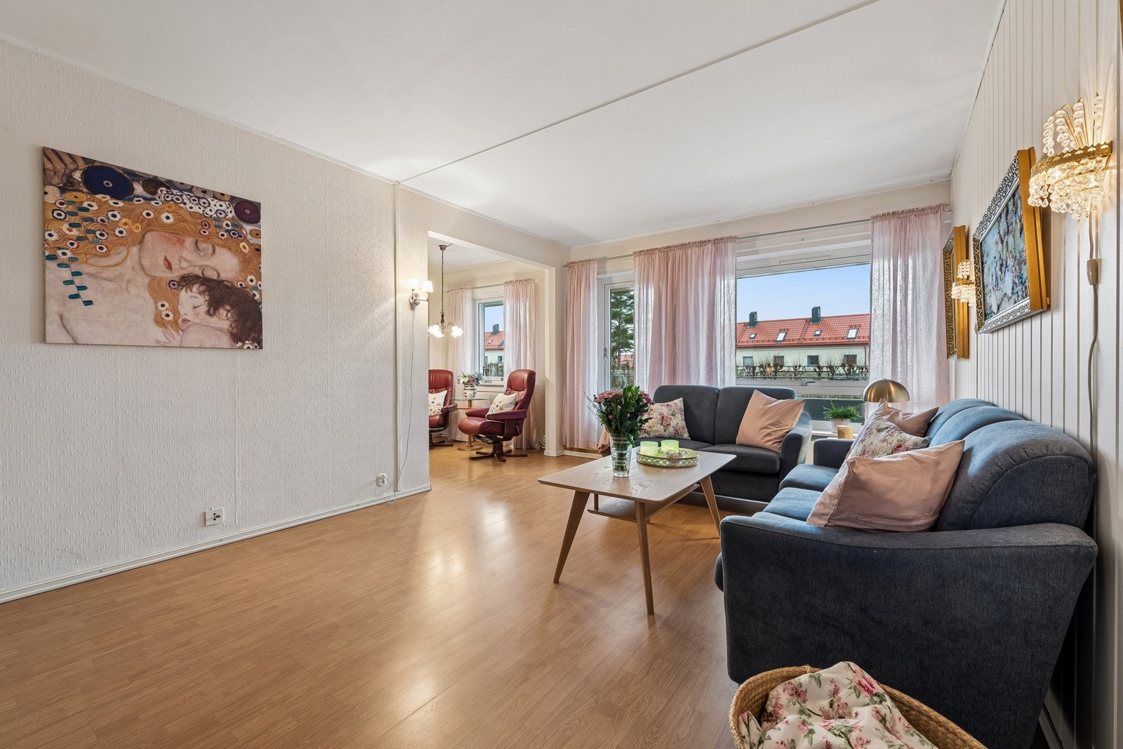 Stuen oppleves luftig med mye naturlig lysinnslipp inn fra store vindusflater. Galleribilde