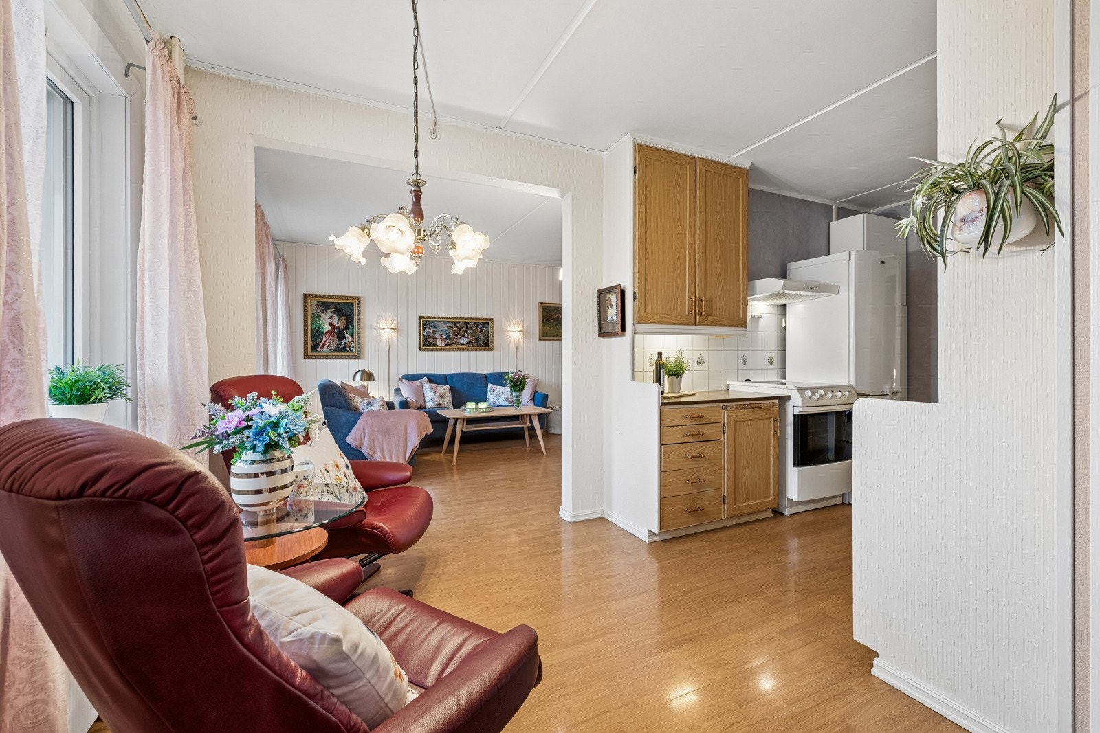 Kjøkken med delvis åpen løsning mot stue. Galleribilde