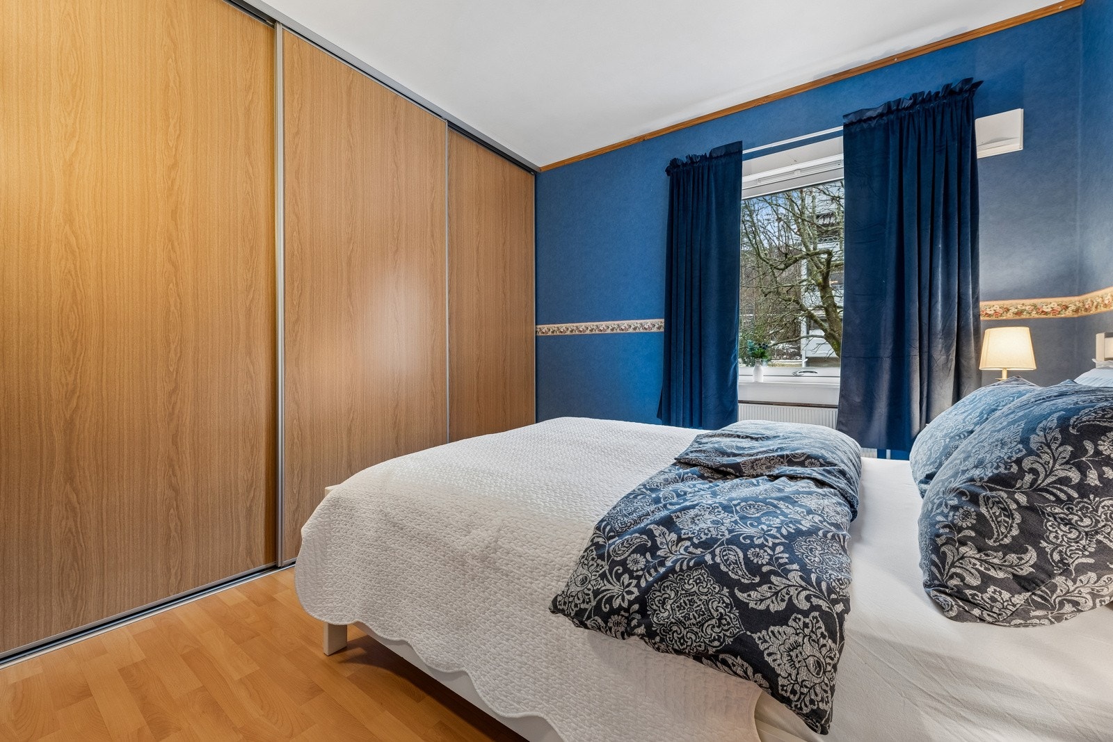 Her har du en romslig skyvedørsgarderobe med god lagrinsplass. Galleribilde