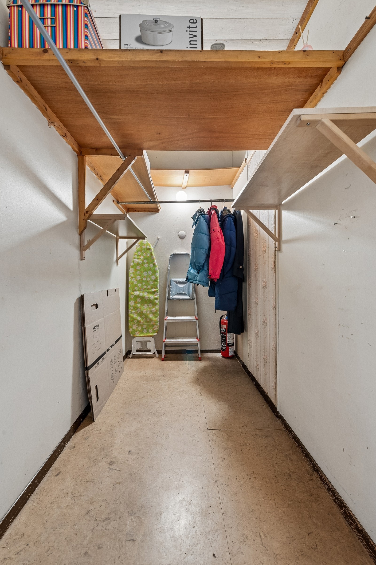 Det er en innvendig bod/kott med god lagringsplass. 1 kjellerbod medfølger også. Galleribilde