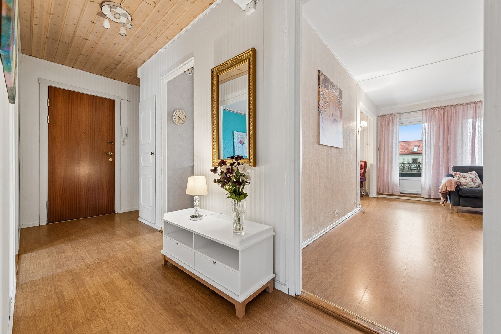 Dør-calling med åpner og TV/bredbåndstjenester i leiligheten. Galleribilde