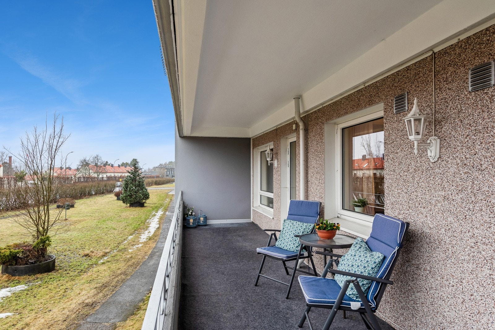 Fra stuen er det utgang til vestvendt, solrik balkong på 15 m² med god plass til en sittegruppe mm. Galleribilde