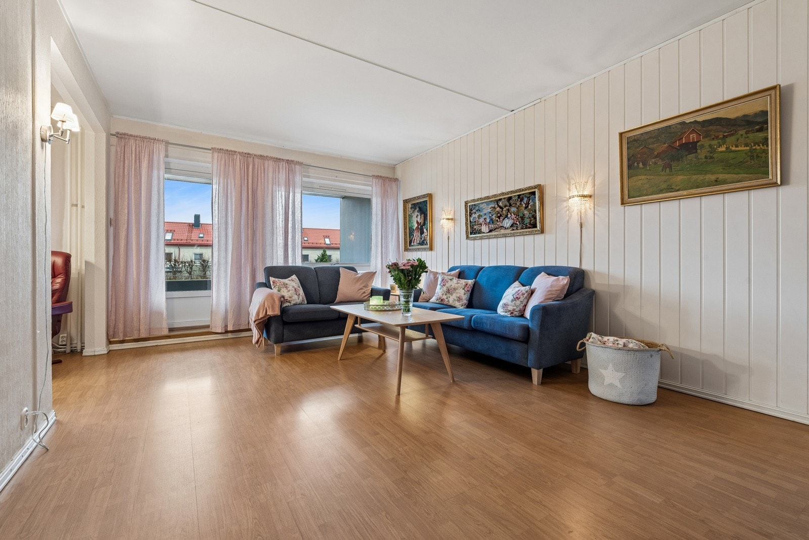 Opprinnlig 4-roms leilighet i en høy 1. etasje med god planløsning og stort potensial. Galleribilde