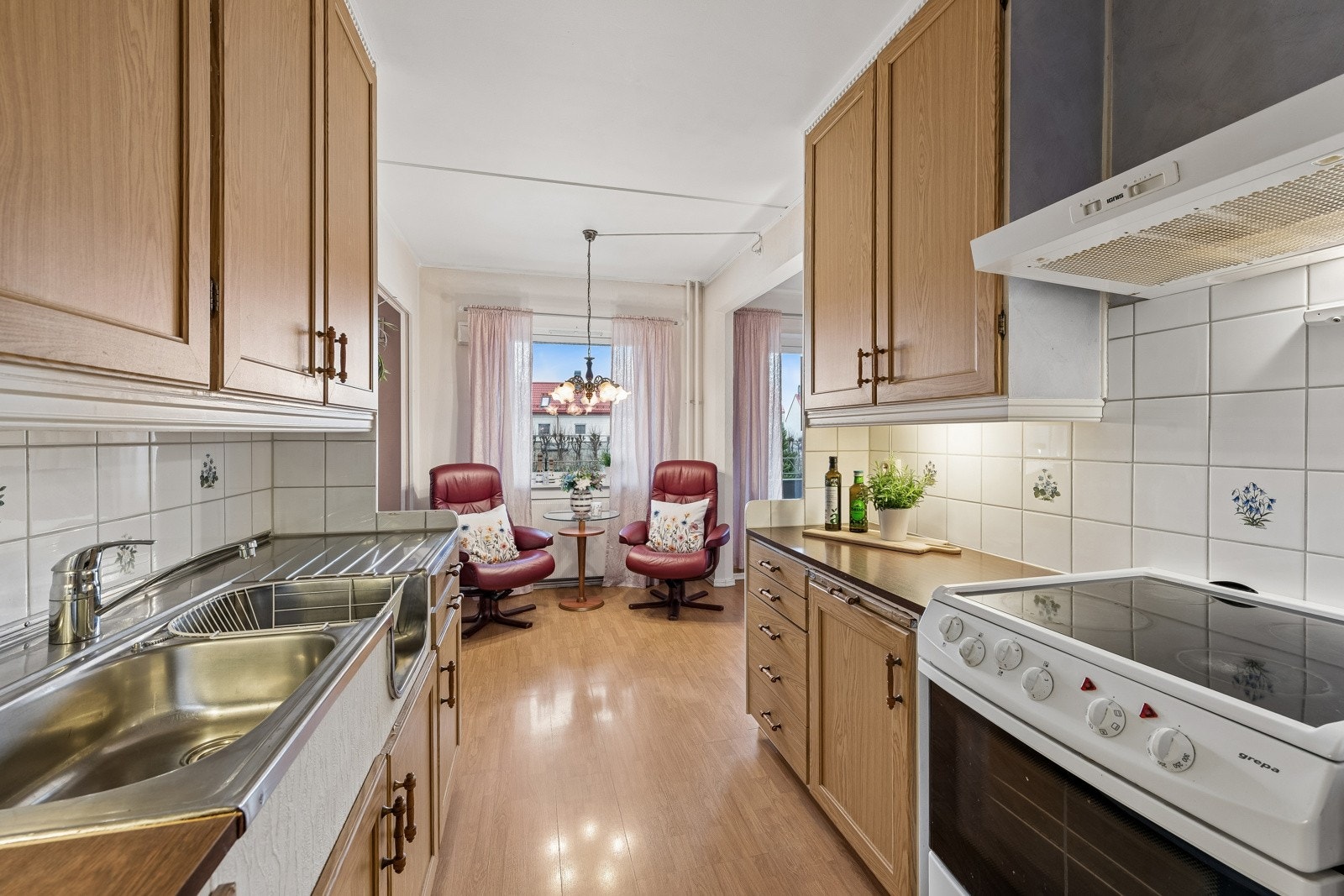 Eldre, velholdt kjøkken med god skapp- og benkeplass. Galleribilde