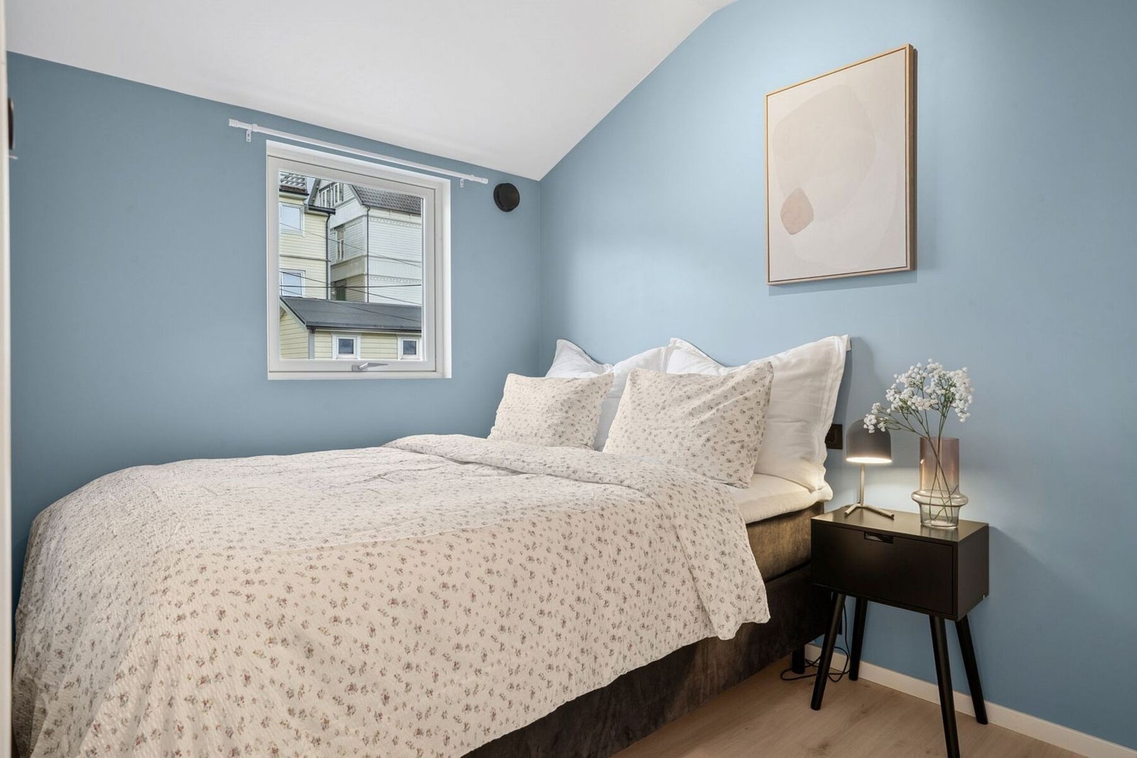 Leiligheten består av 1 soverom, og 1 innredet rom som benyttes som soverom. Galleribilde