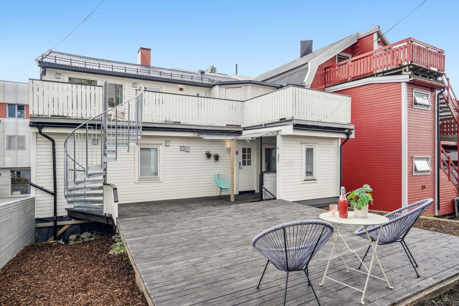 Felles oppbygget markterrasse i bakgård samt hageområde. Galleribilde