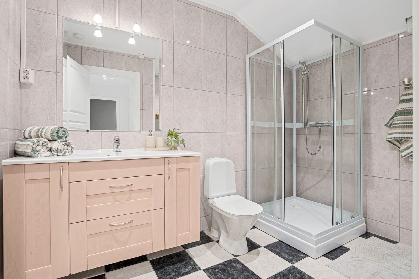 Badet i leiligheten er flislagt. Galleribilde