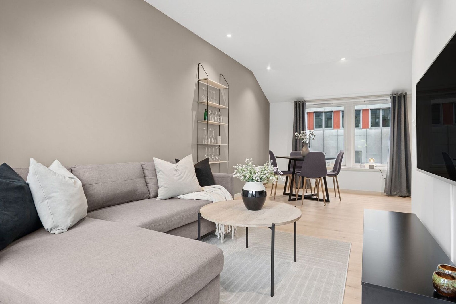 Store vinduer slipper inn mye dagslys. Galleribilde