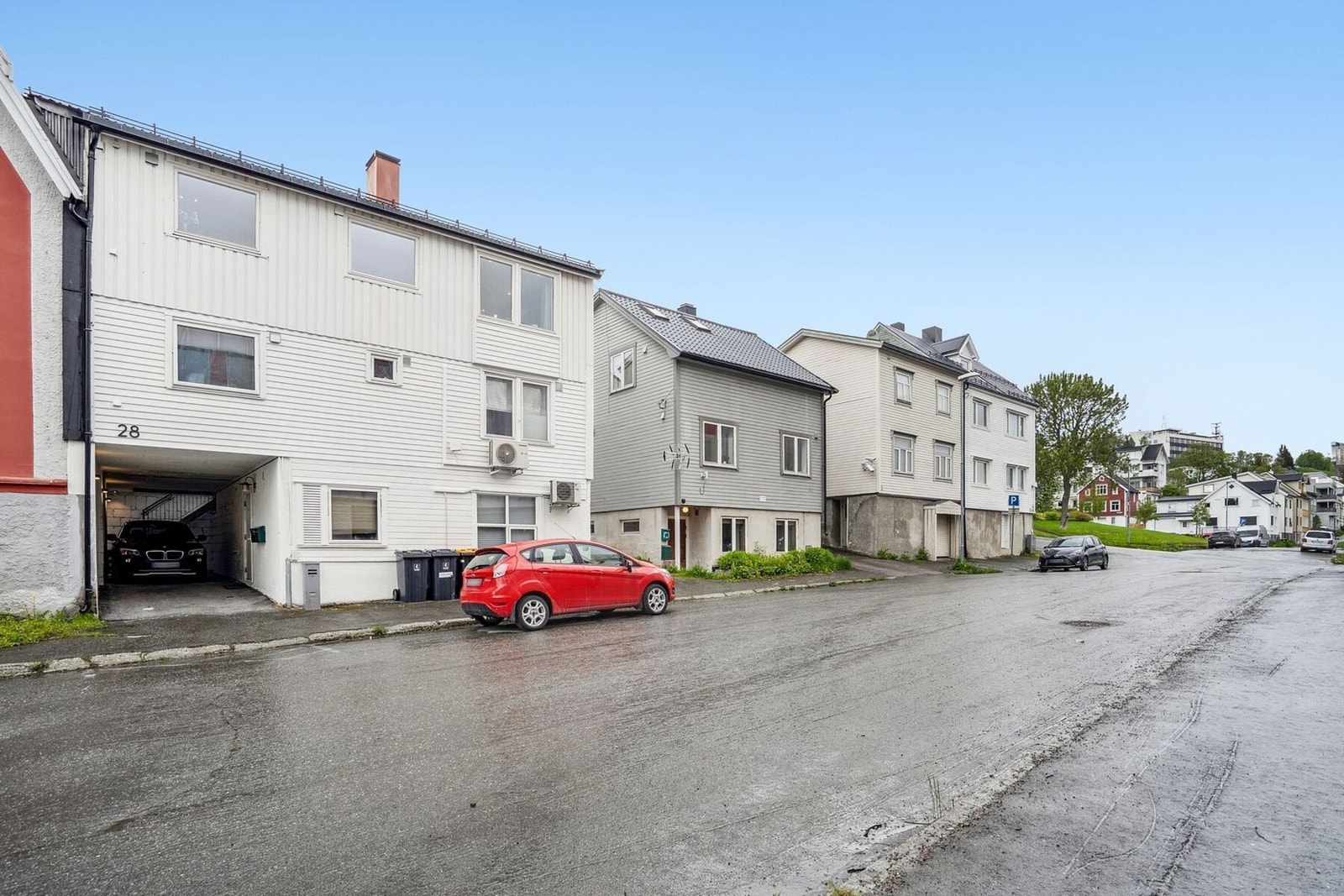 Flott og praktisk selveier i toppetasje i koselig bygård. Galleribilde