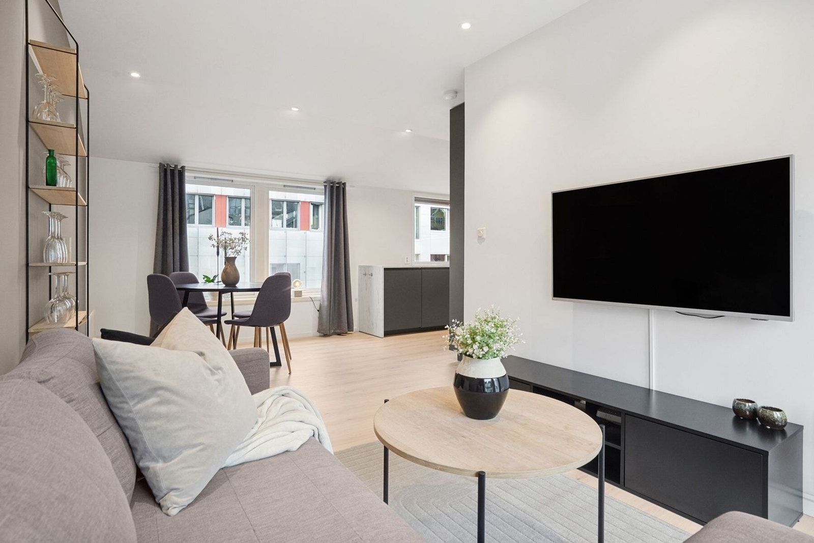 Åpen løsning mellom stue og kjøkken. Galleribilde