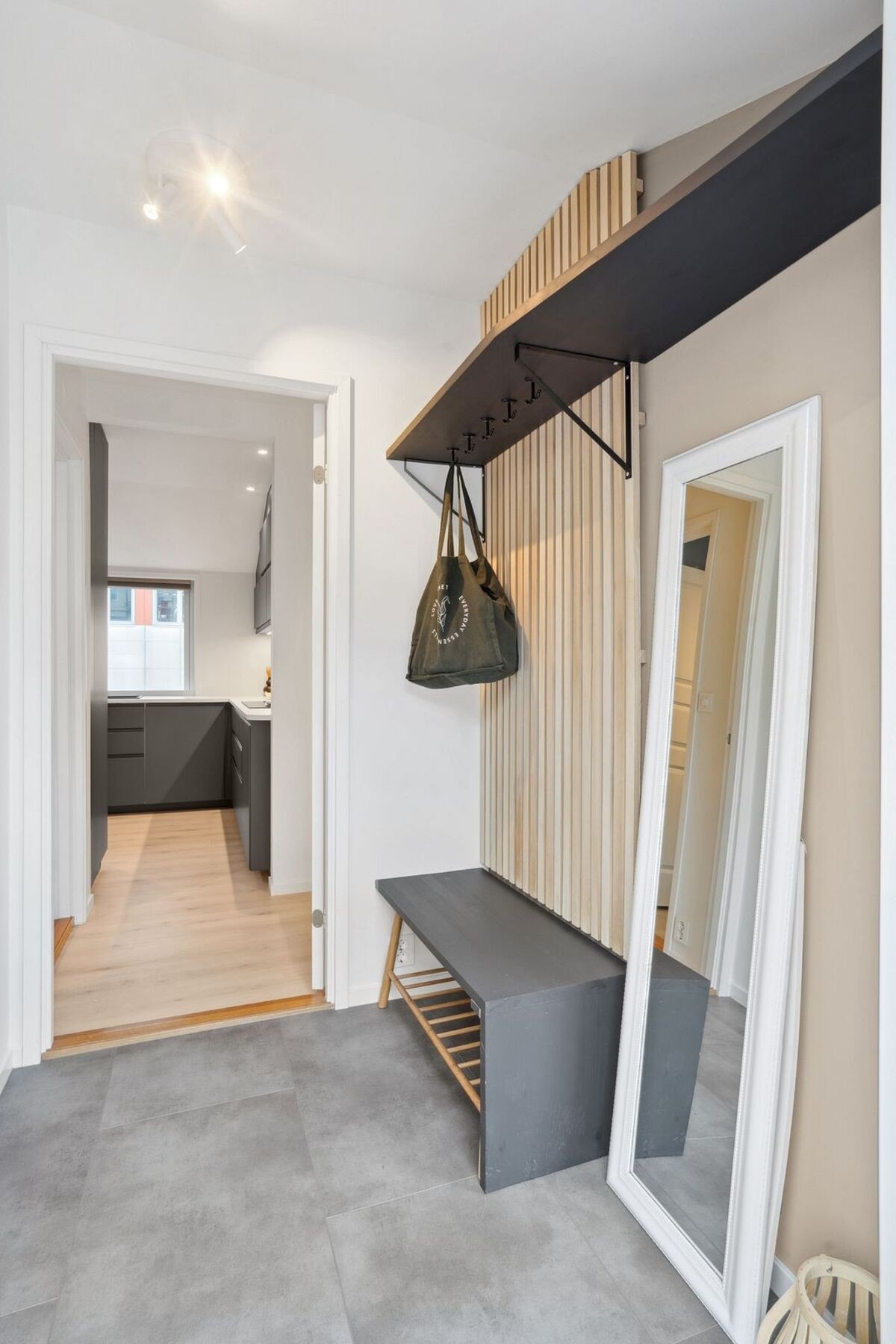 Entrè med god plass til å henge fra seg klær. Galleribilde