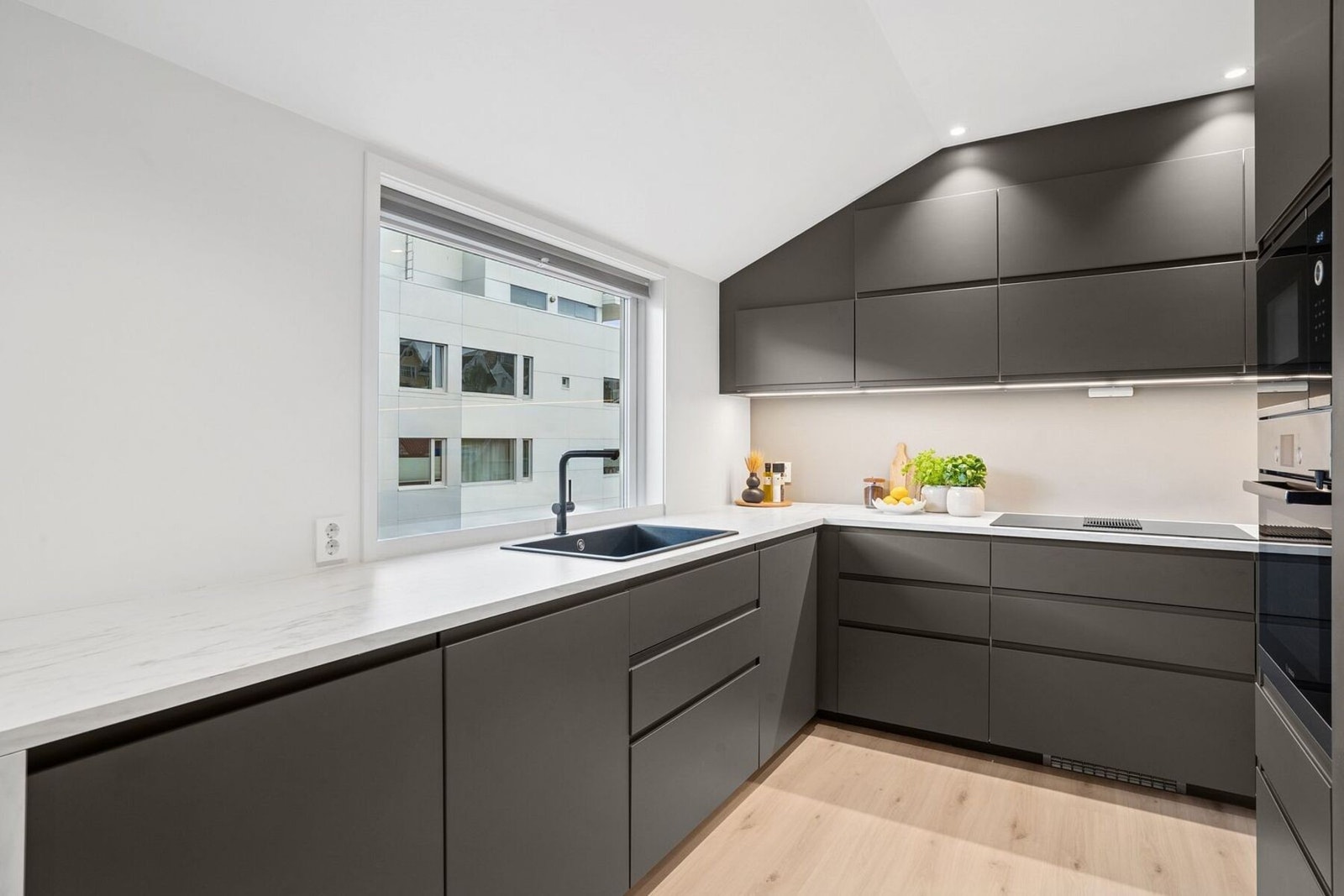 God benkeplass og integrerte hvitevarer. Galleribilde